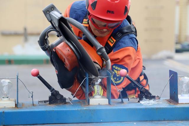  In the professional skills competition in the fire industry, hydraulic tongs challenged to open the bottle cap, clamp the table tennis ball, cut the steel wire on the lamp, fly over the 100m fire barrier, and climb the ladder hook