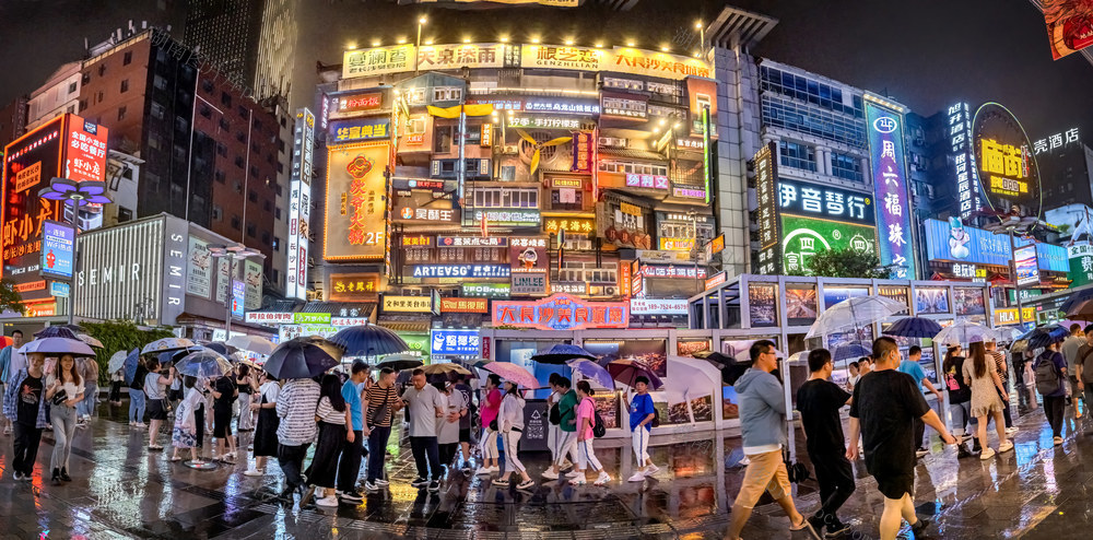 长沙  黄兴南路步行街  雨夜 游人  街景