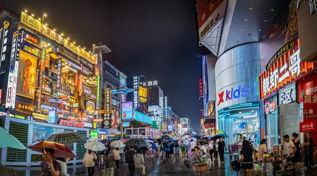 长沙  黄兴南路步行街  雨夜 游人  街景