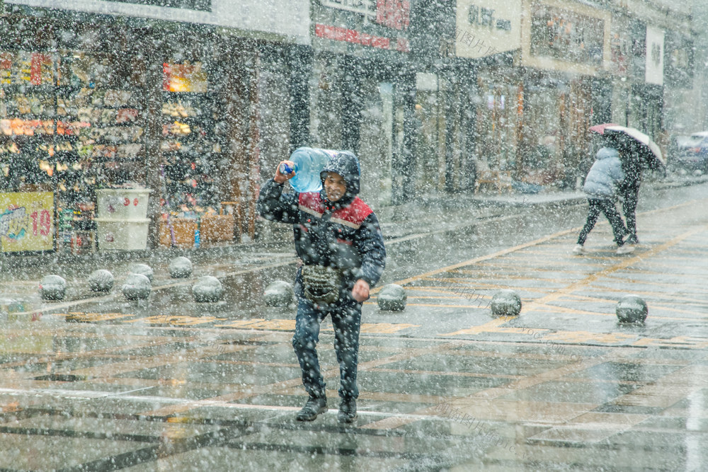 雪天  街道  寒冷  人  骑车