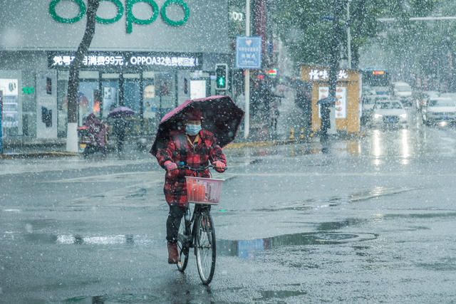 雪天  街道  寒冷  人  骑车