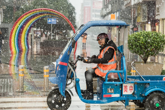 雪天  街道  寒冷  人  骑车