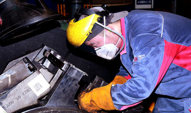 中车株洲电机  员工战高温斗酷暑