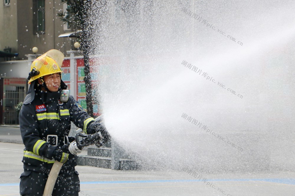 水枪射具的直流、开花、喷雾等多功能训练,苦练灭火救援技能,高温