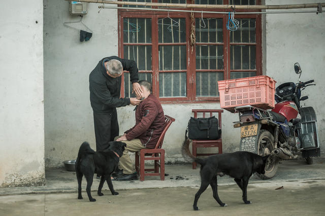理发  乡村  村民  传统  
