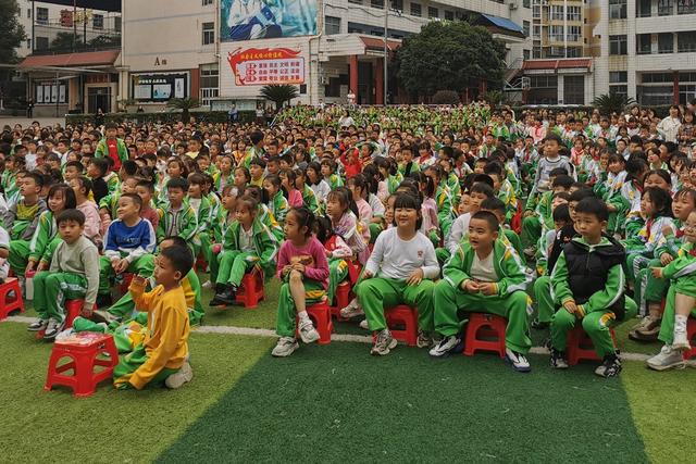 非遗 文化  皮影  湘西 学生 观看 小学 木偶 民间 艺术 校园 表演
