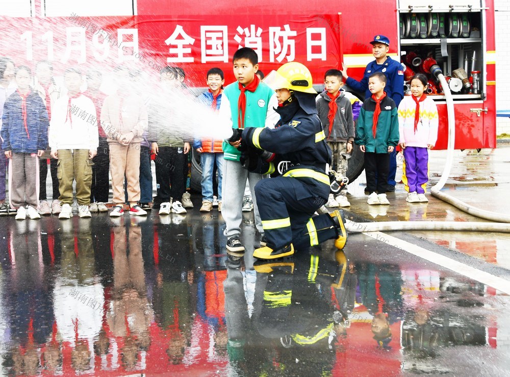    消防日 学消防