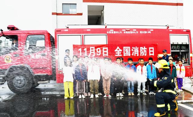    消防日 学消防