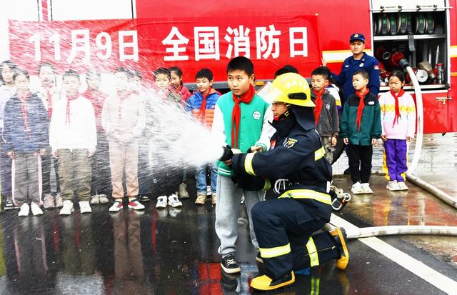    消防日 学消防