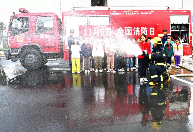    消防日 学消防