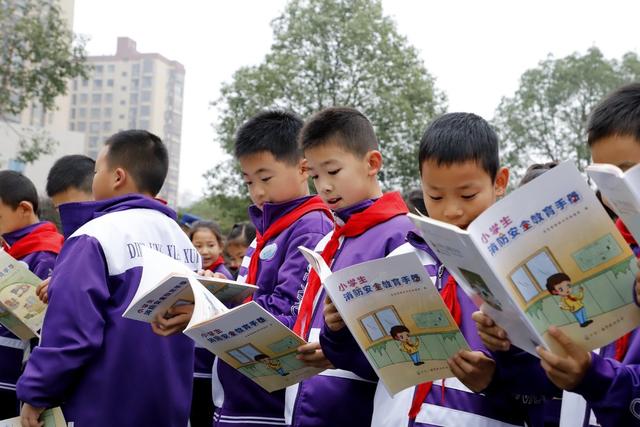 少先队员 火焰蓝 消防 消防安全知识 消防队站开放日