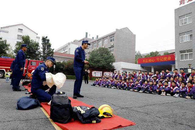 少先队员 火焰蓝 消防 消防安全知识 消防队站开放日