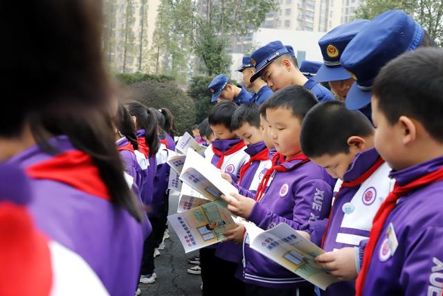 少先队员 火焰蓝 消防 消防安全知识 消防队站开放日