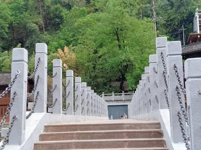 山 水 城 凤凰