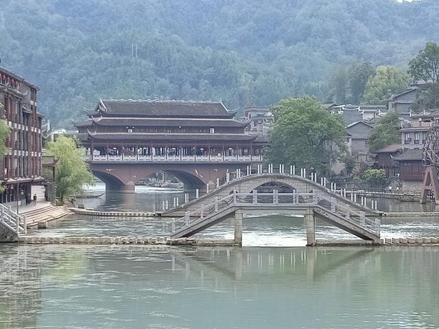 山 水 城 凤凰