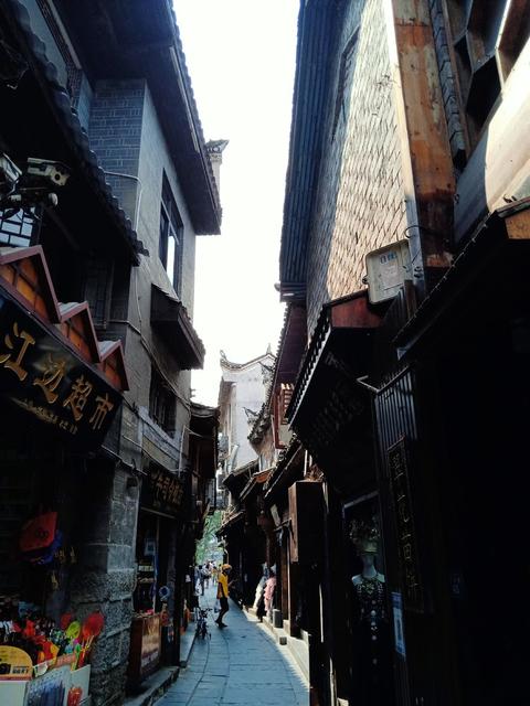 山 水 城 凤凰