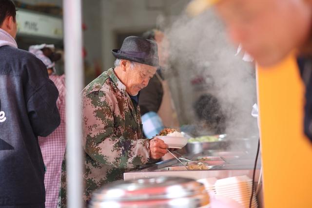 养老服务、社区养老、长者食堂、老人、就餐