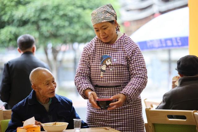 养老服务、社区养老、长者食堂、老人、就餐
