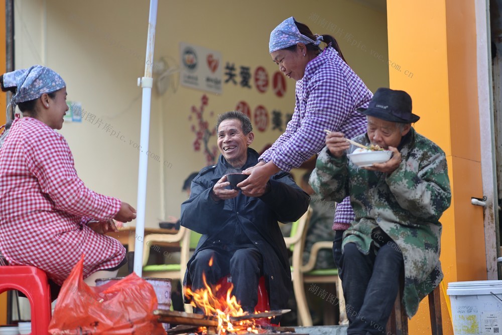 养老服务、社区养老、长者食堂、老人、就餐