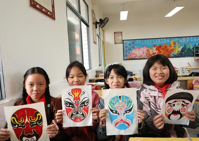   学国粹   绘脸谱