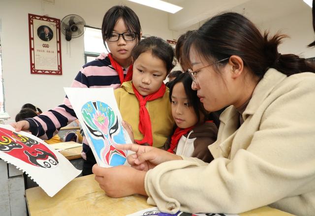   学国粹   绘脸谱
