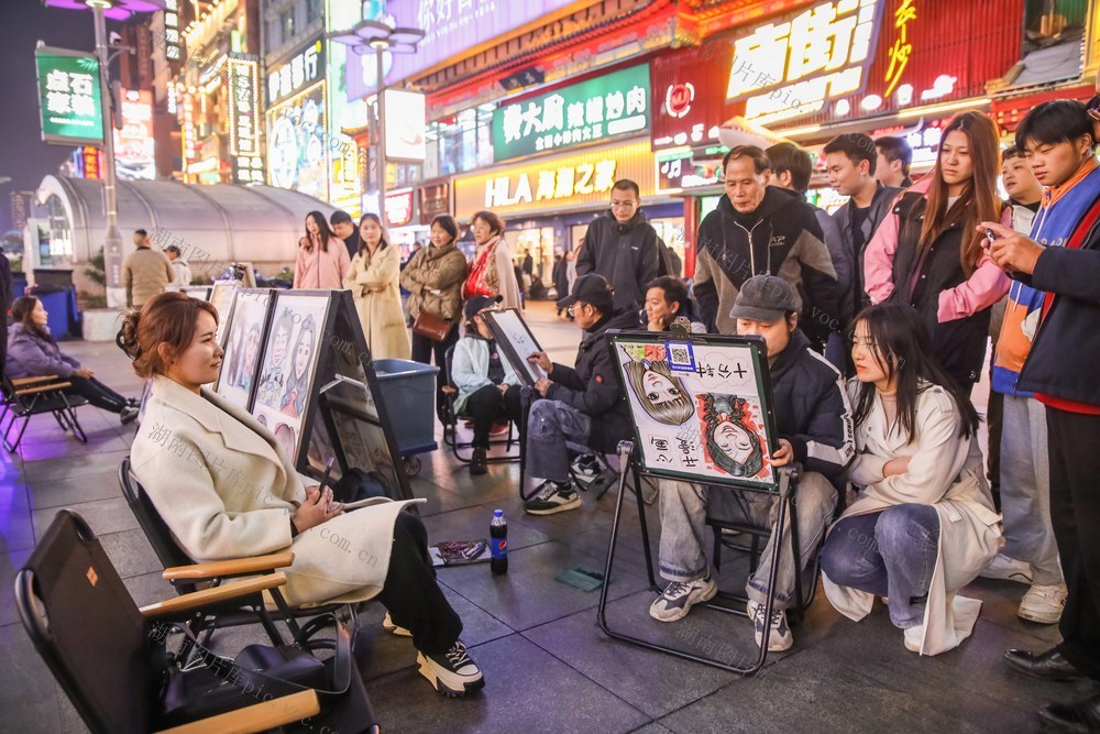夜经济 消费 游客 旅游烟火气 商业区