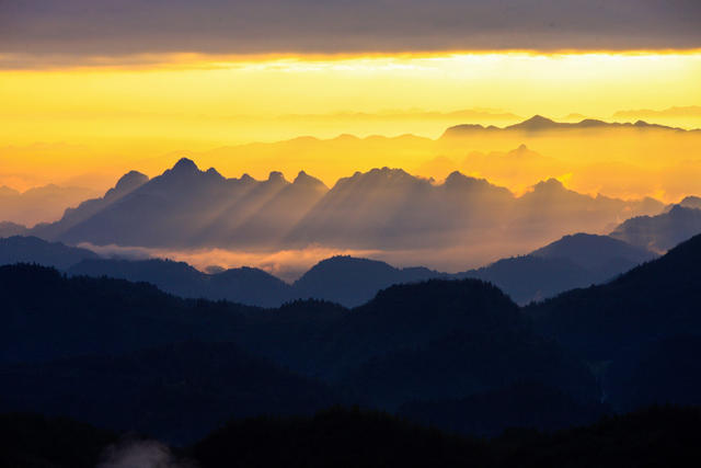 湖南，湘西，日出，太阳，晨雾，群山，画卷
