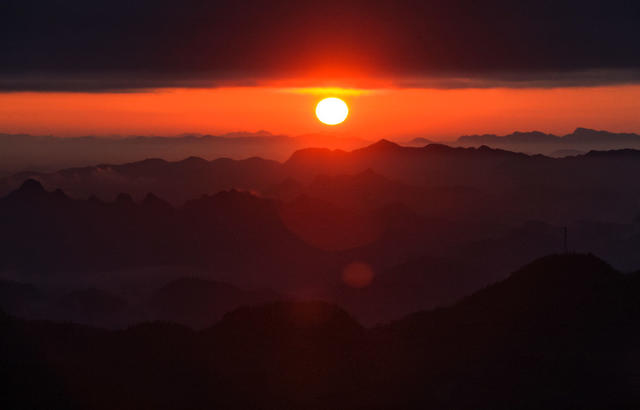 湖南，湘西，日出，太阳，晨雾，群山，画卷