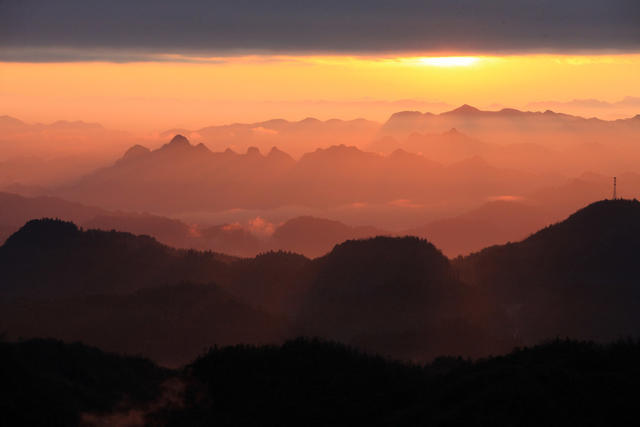 湖南，湘西，日出，太阳，晨雾，群山，画卷