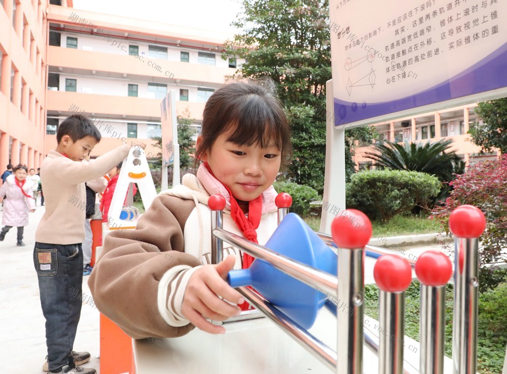 科普大篷车进校园    
放飞孩子科技梦