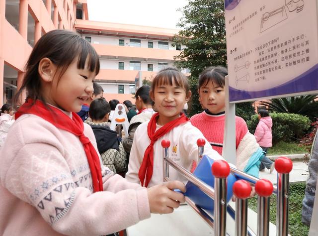 科普大篷车进校园    
放飞孩子科技梦