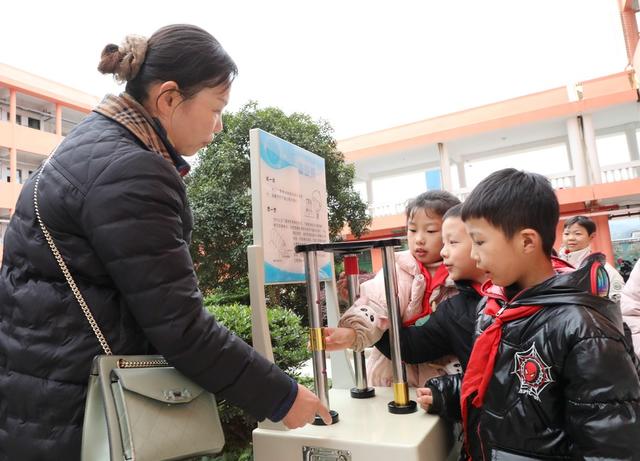 科普大篷车进校园    
放飞孩子科技梦