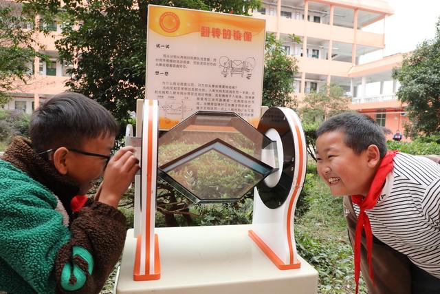 科普大篷车进校园    
放飞孩子科技梦