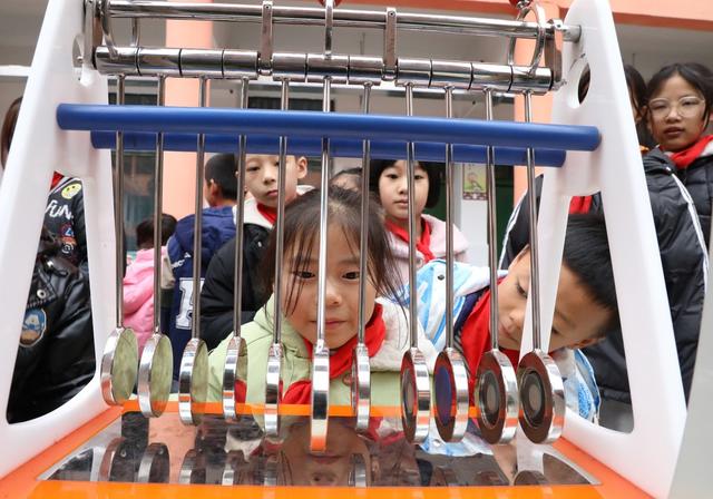 科普大篷车进校园    
放飞孩子科技梦