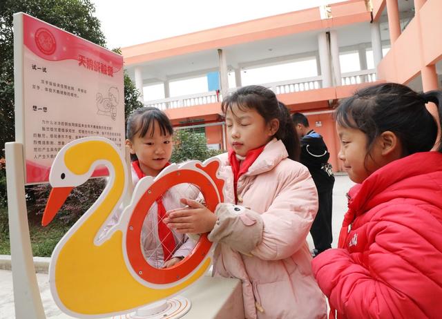 科普大篷车进校园    
放飞孩子科技梦