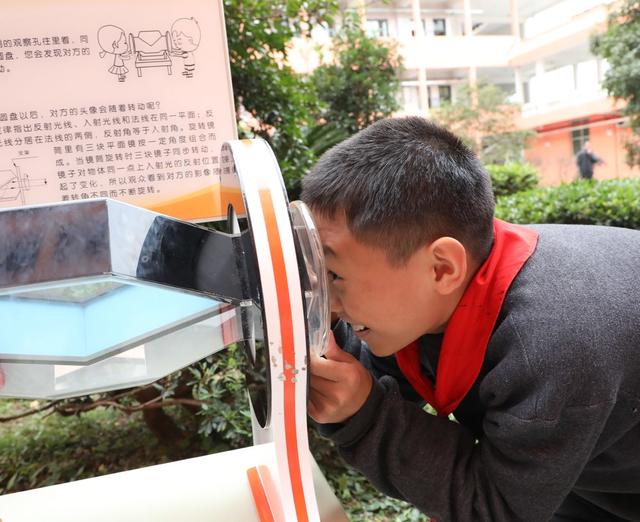 科普大篷车进校园    
放飞孩子科技梦