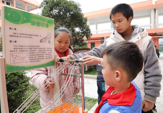 科普大篷车进校园    
放飞孩子科技梦