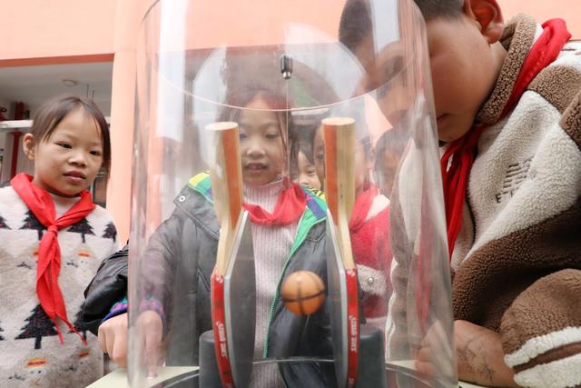 科普大篷车进校园    
放飞孩子科技梦