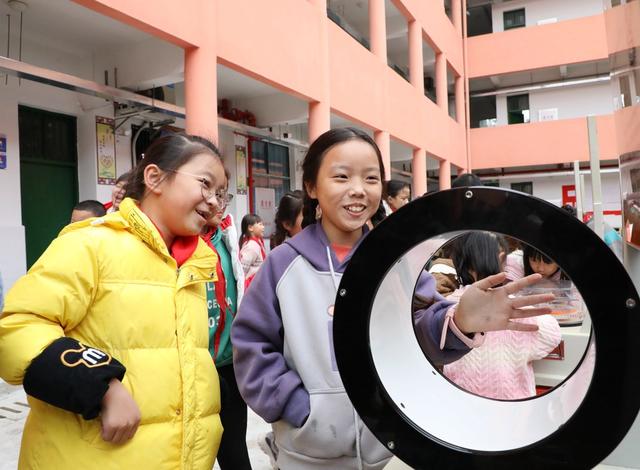 科普大篷车进校园    
放飞孩子科技梦