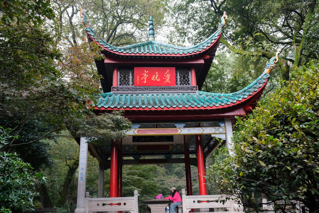 岳麓山，爱晚亭，游人如织