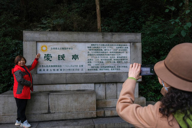 岳麓山，爱晚亭，游人如织