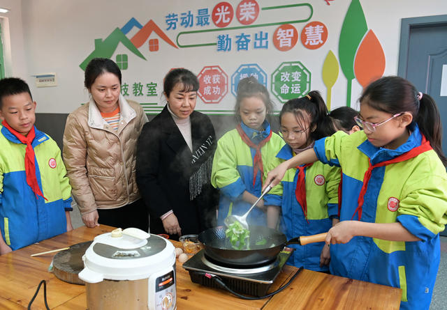 教育 劳动实践 炒菜  学生 芙蓉学校  劳动课 