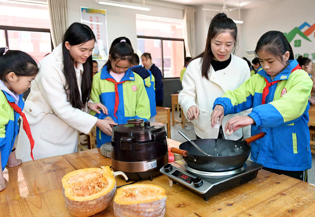 教育 劳动实践 炒菜  学生 芙蓉学校  劳动课 