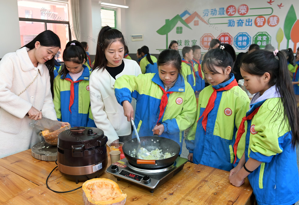 教育 劳动实践 炒菜  学生 芙蓉学校  劳动课 