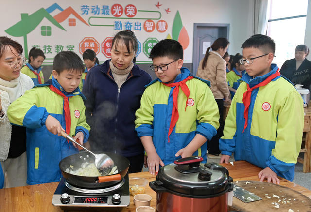 教育 劳动实践 炒菜  学生 芙蓉学校  劳动课 