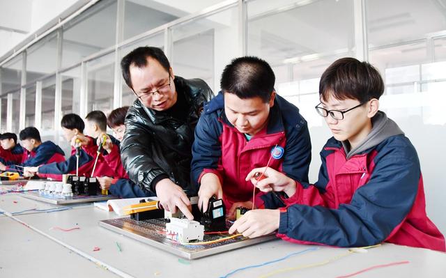 “订单式”  职业教育   促进就业