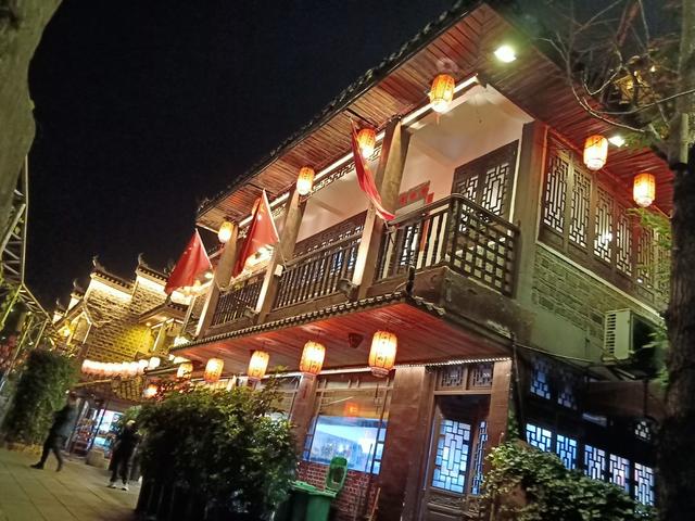 灯火辉煌的乾州古城船、庙、牌、舍是如此迷人