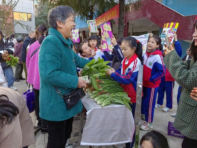  宁远县实验小学 蔬菜售卖展销