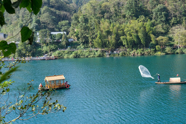 东江湖景区，渔民，荡舟捕鱼，景色如画，观光赏景，经济发展，生态环境保护，