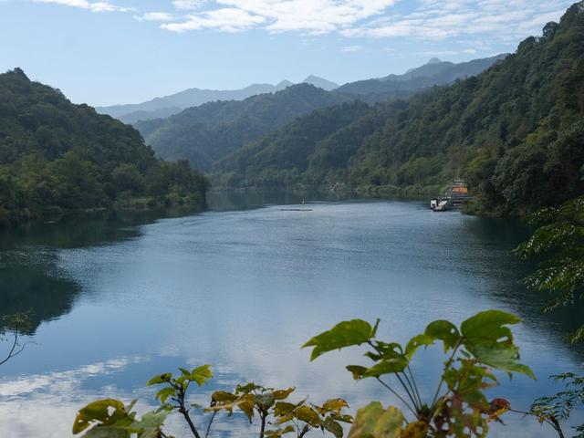东江湖景区，渔民，荡舟捕鱼，景色如画，观光赏景，经济发展，生态环境保护，
